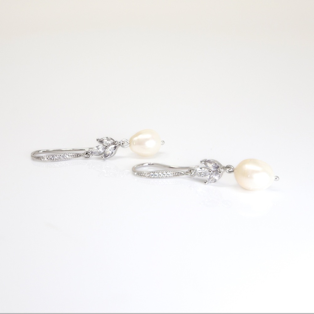 14K Gold Plated Freshwater Shell Pearl Necklace and Earrings Set - Picture 9 of 9
